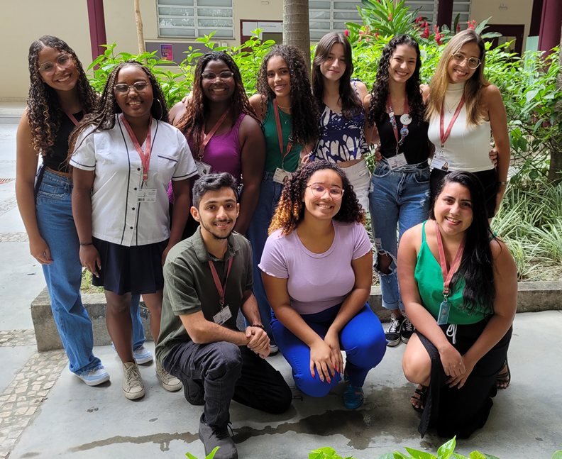 estudantes posam pra foto junto com equipe pedagógica.
