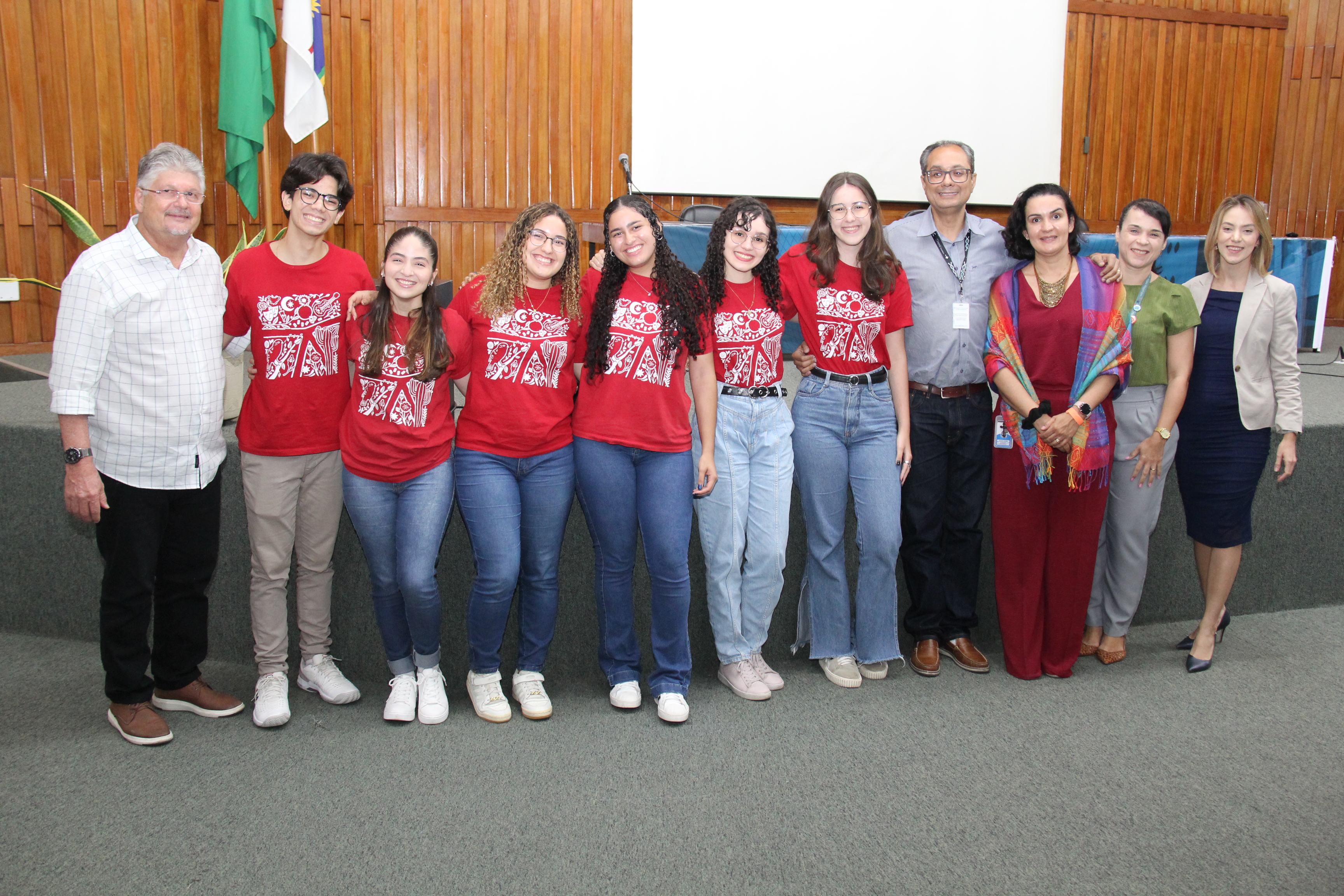 Estudantes e cordenação do Provoc Fiocruz Pernambuco posam pra foto.