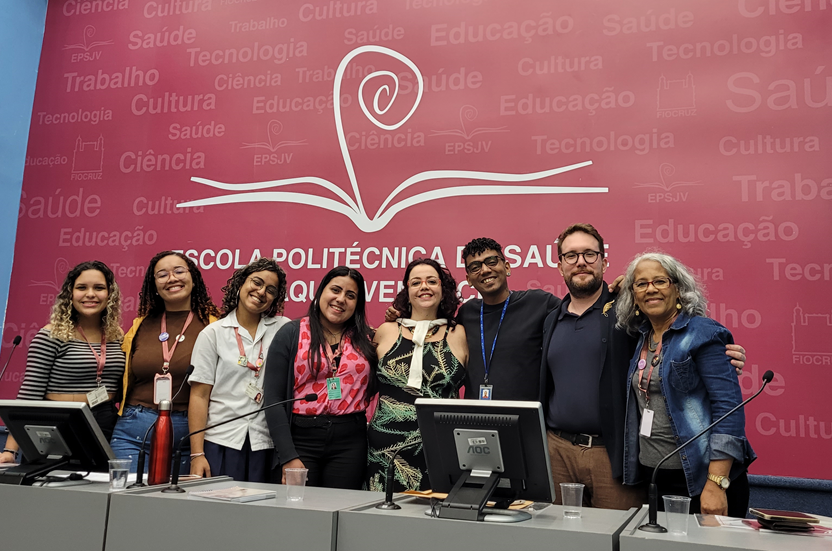 Estudantes e cordenação do Provoc Fiocruz Rio posam pra foto.