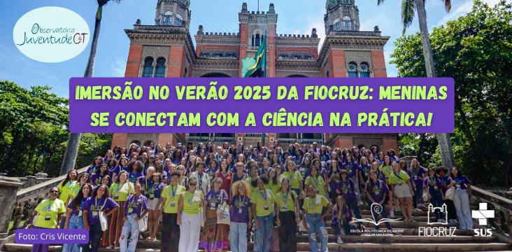 mulheres e meninas na frente do Castelo Mourisco da Fiocruz posam pra foto.