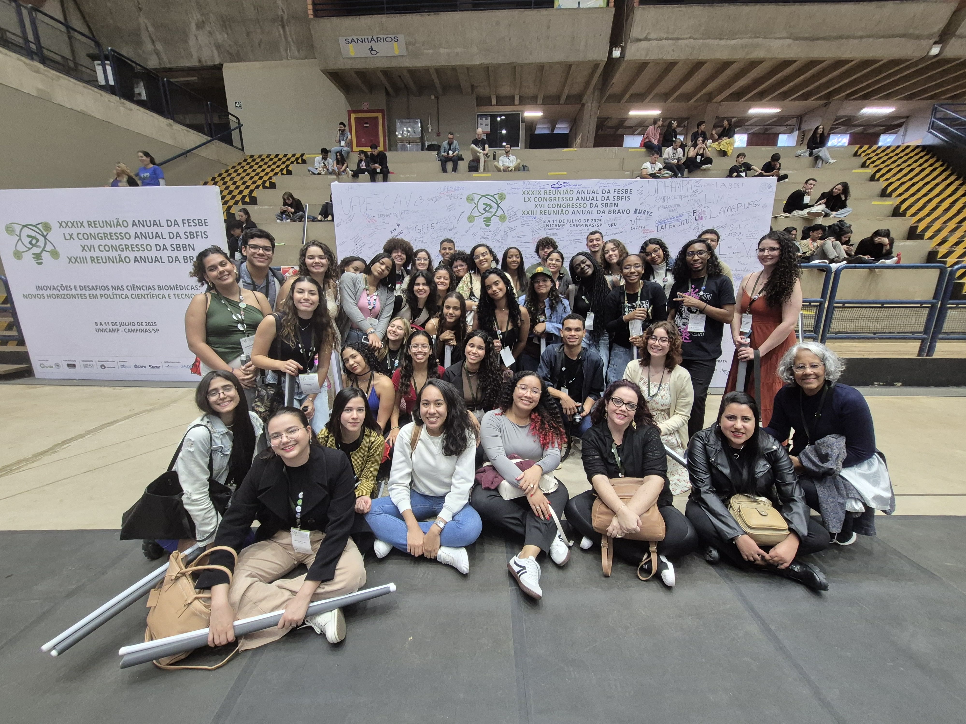 Estudantes do Provoc Rio posam pra foto na FeSBE 2025, no ginásio do evento na Unicamp..