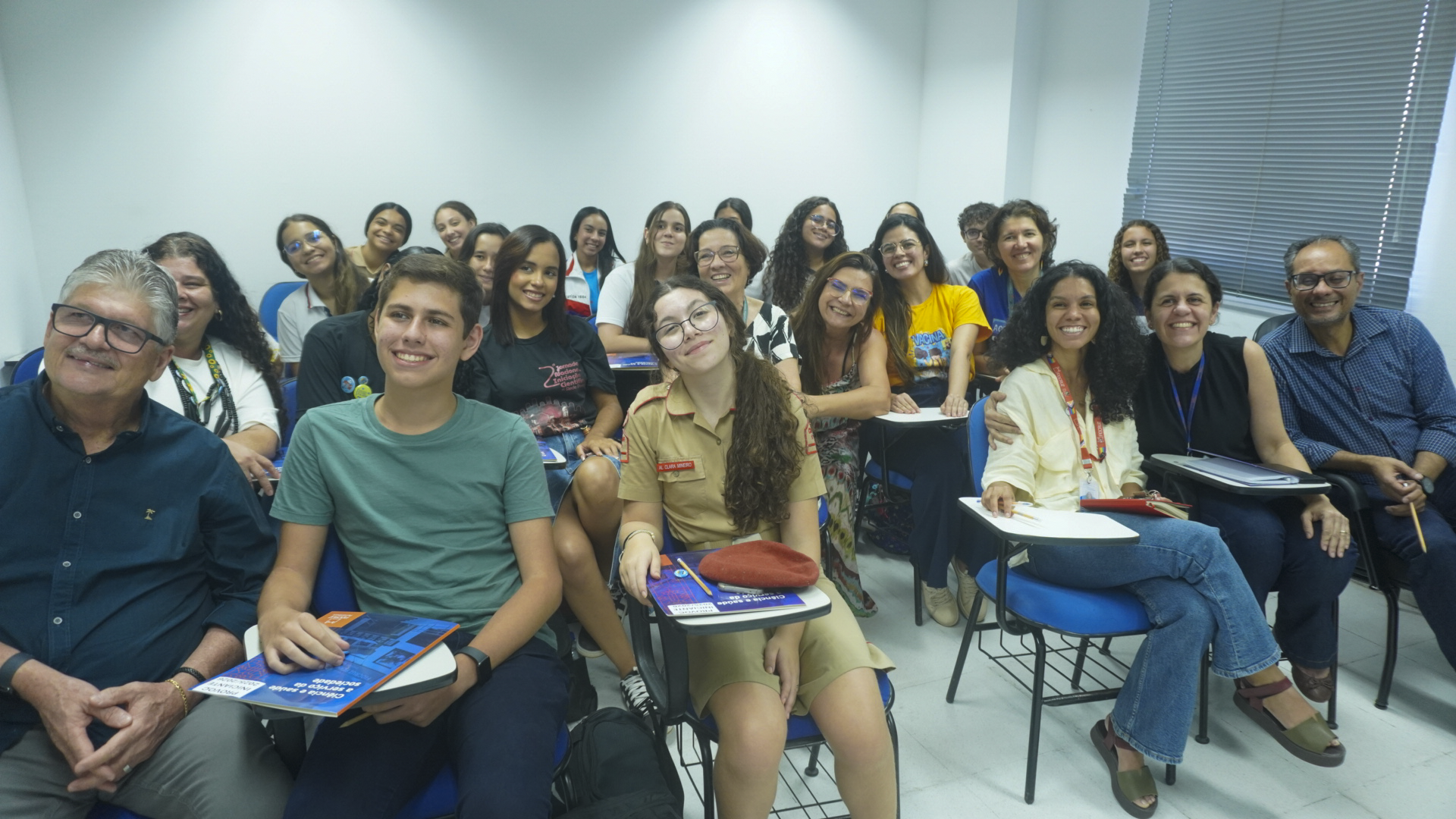 Estudantes e coordenação do PROVOC Fiocruz Pernambuco posam para foto.