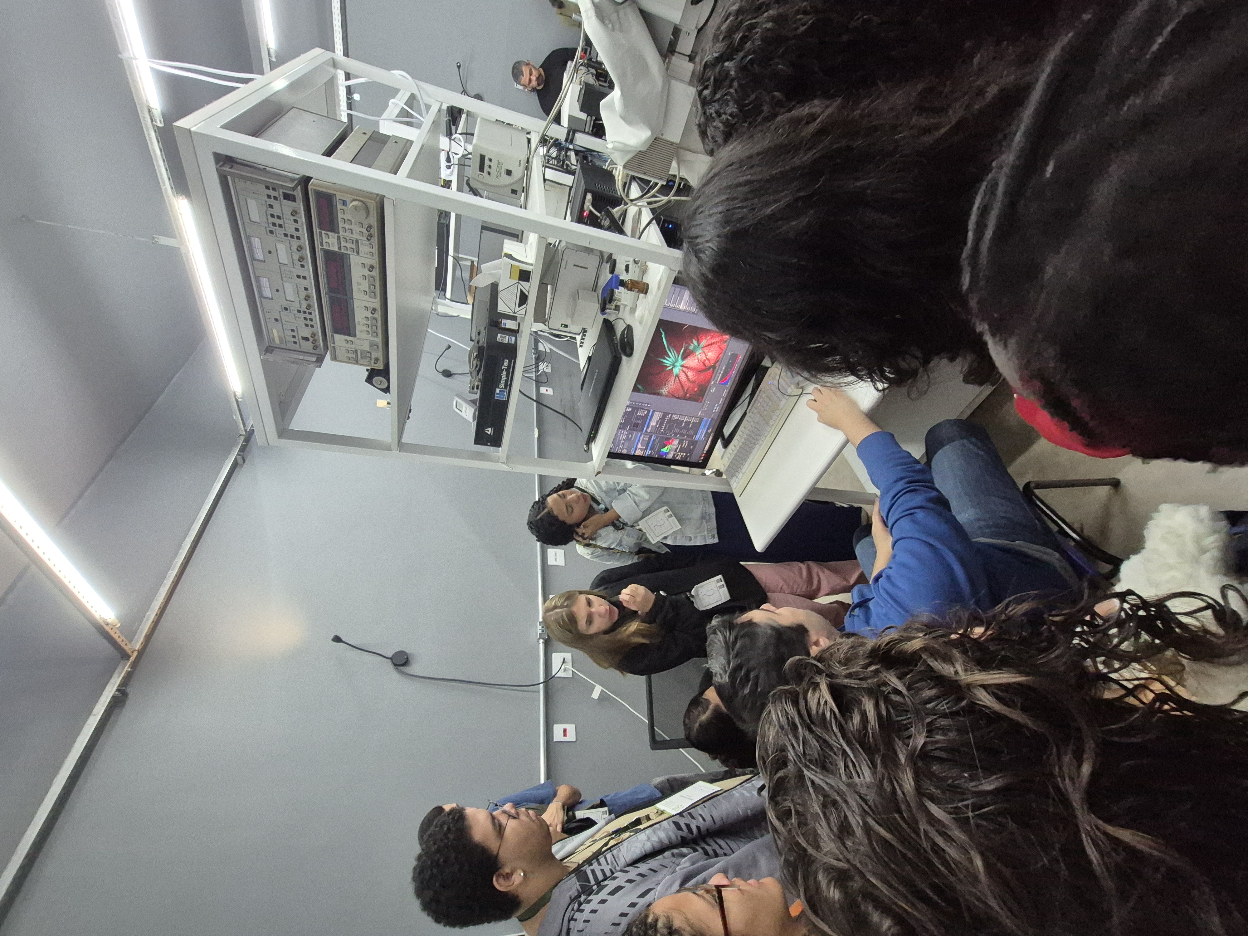 estudantes no laboratório de Física da Unicamp vivenciando experiências com o pesquisador da instituição. 