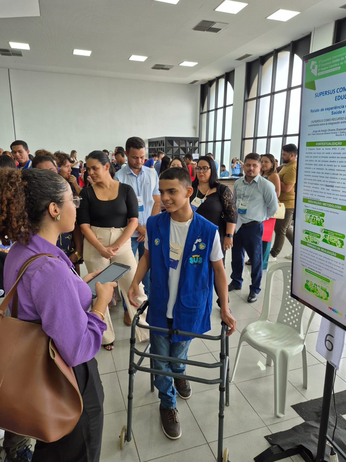 Davi Ykaro apresentando o pôster do Super SUS no evento do Maranhão.