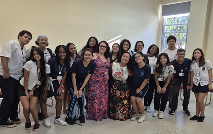 estudantes da Etapa Avançado turma 2024-2026 posam pra foto com as coordenadoras