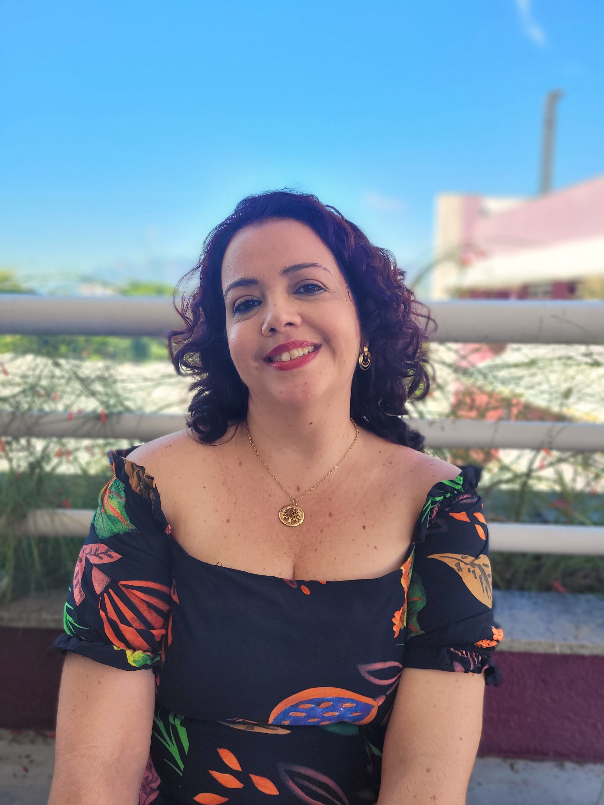 Cristiane Braga, coordenadora da Rede Provoc posa para foto.