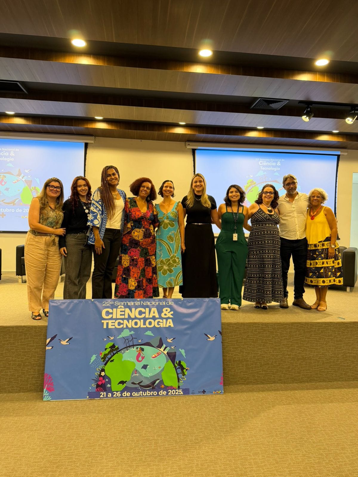 Pesquisadores da regional Ceará posam para foto com a equipe de coordenação da Rede PROVOC.
