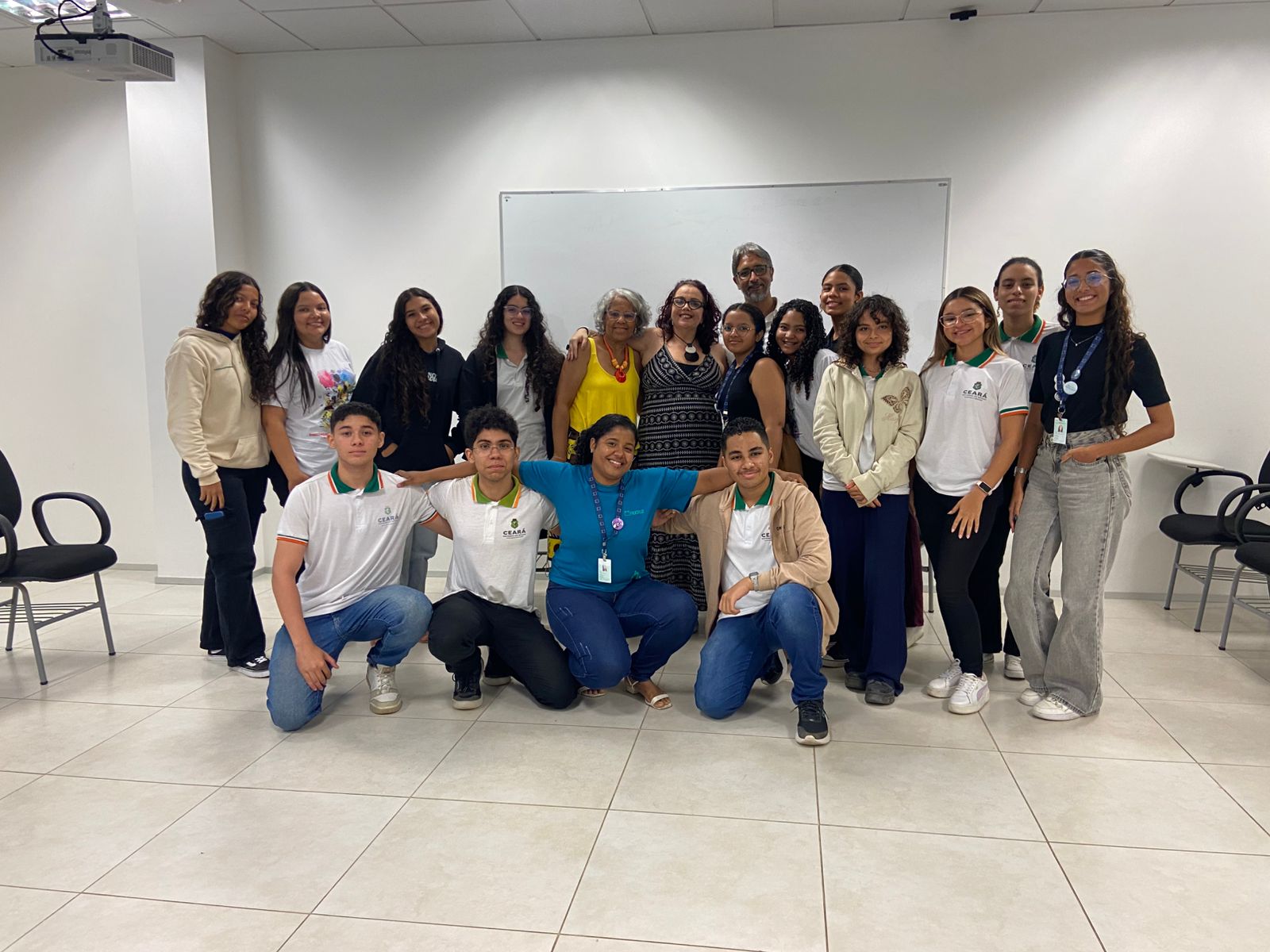Esudantes do Provoc Ceará posam pra foto com coordenação da Rede Provoc.
