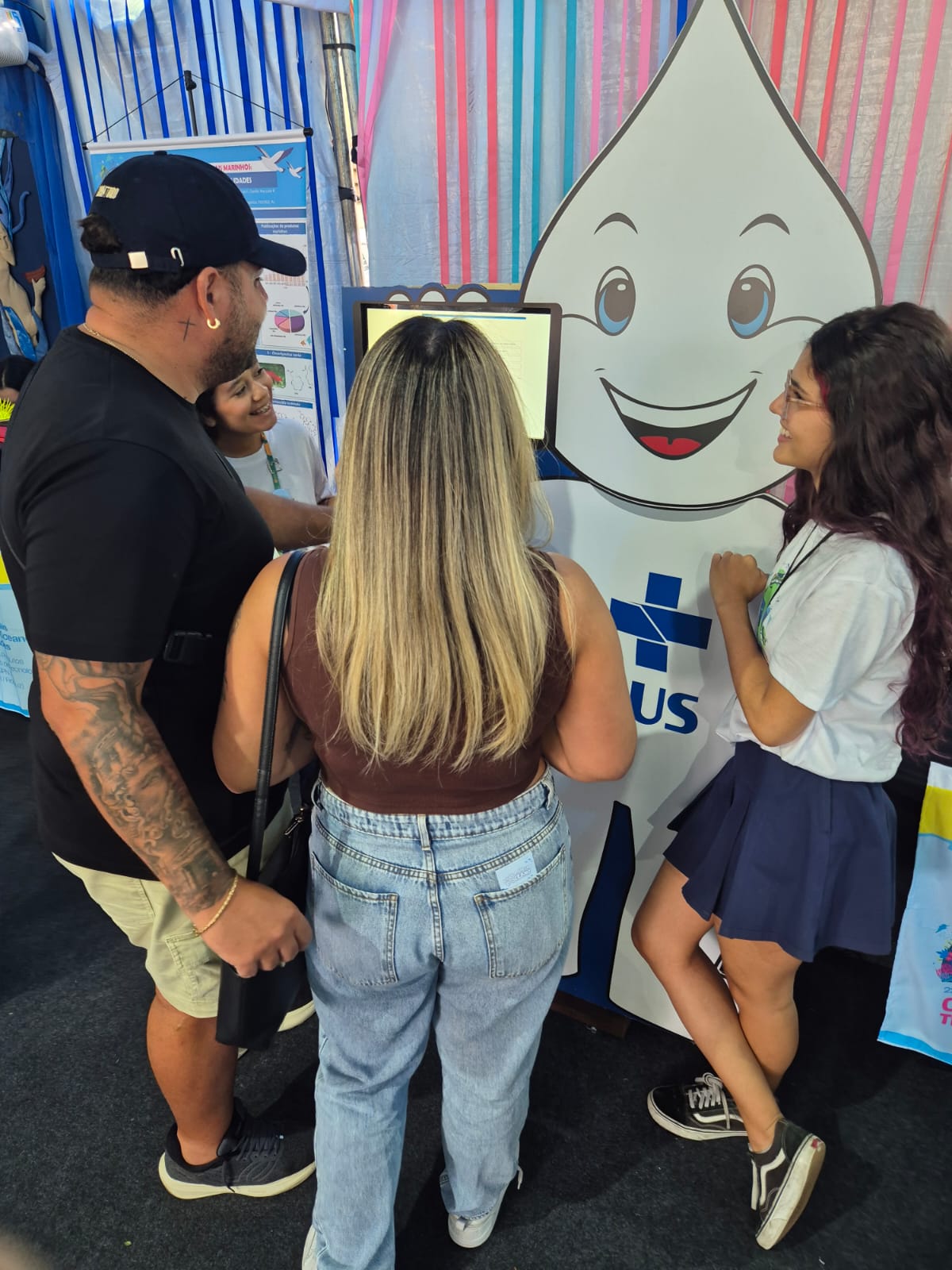 casal de visitantes jogam o quizz produzido pelas estudantes do PROVOC. 