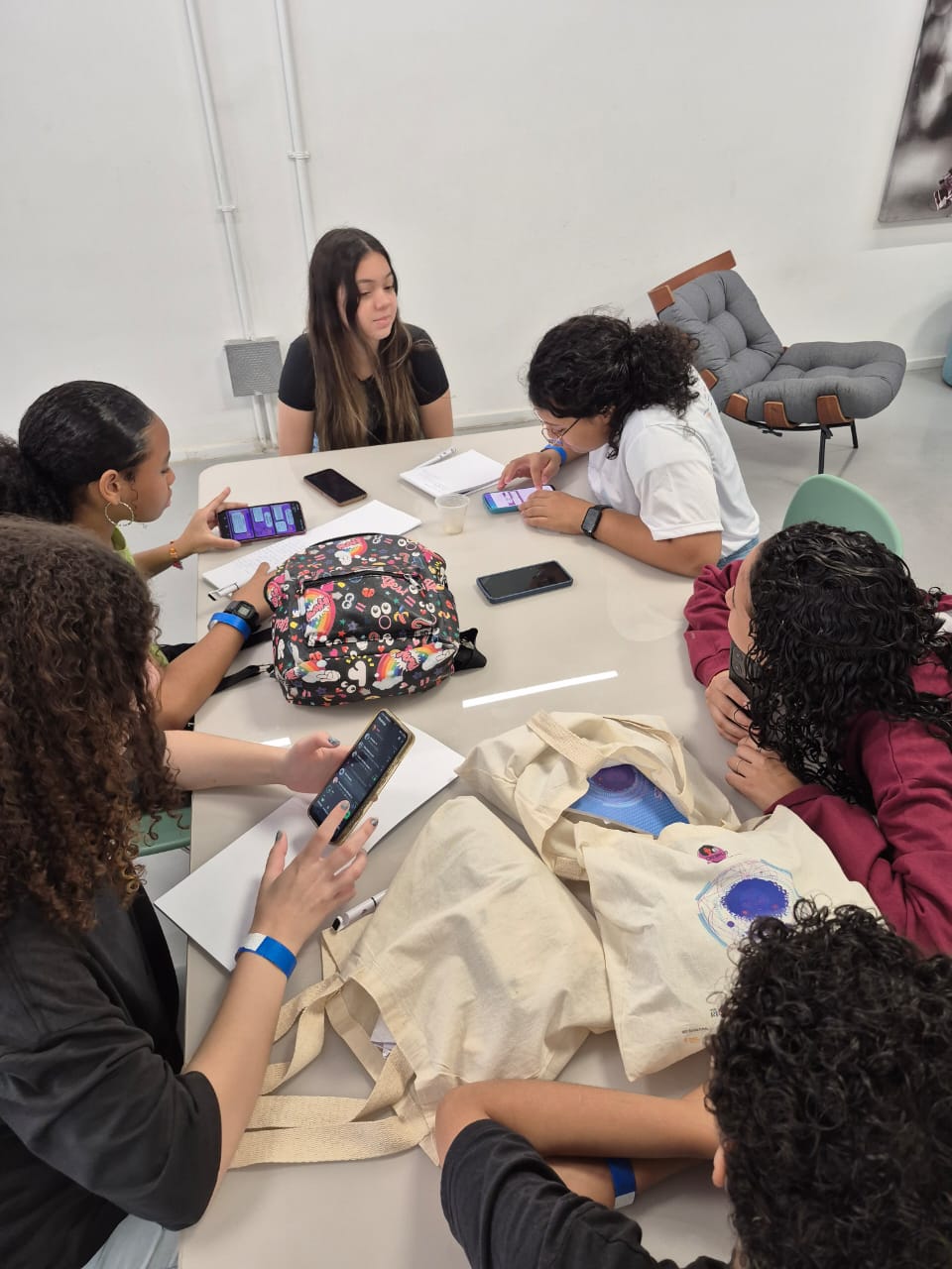 Meninas de uma das equipes montam a apresentação para o pitch do projeto delas.