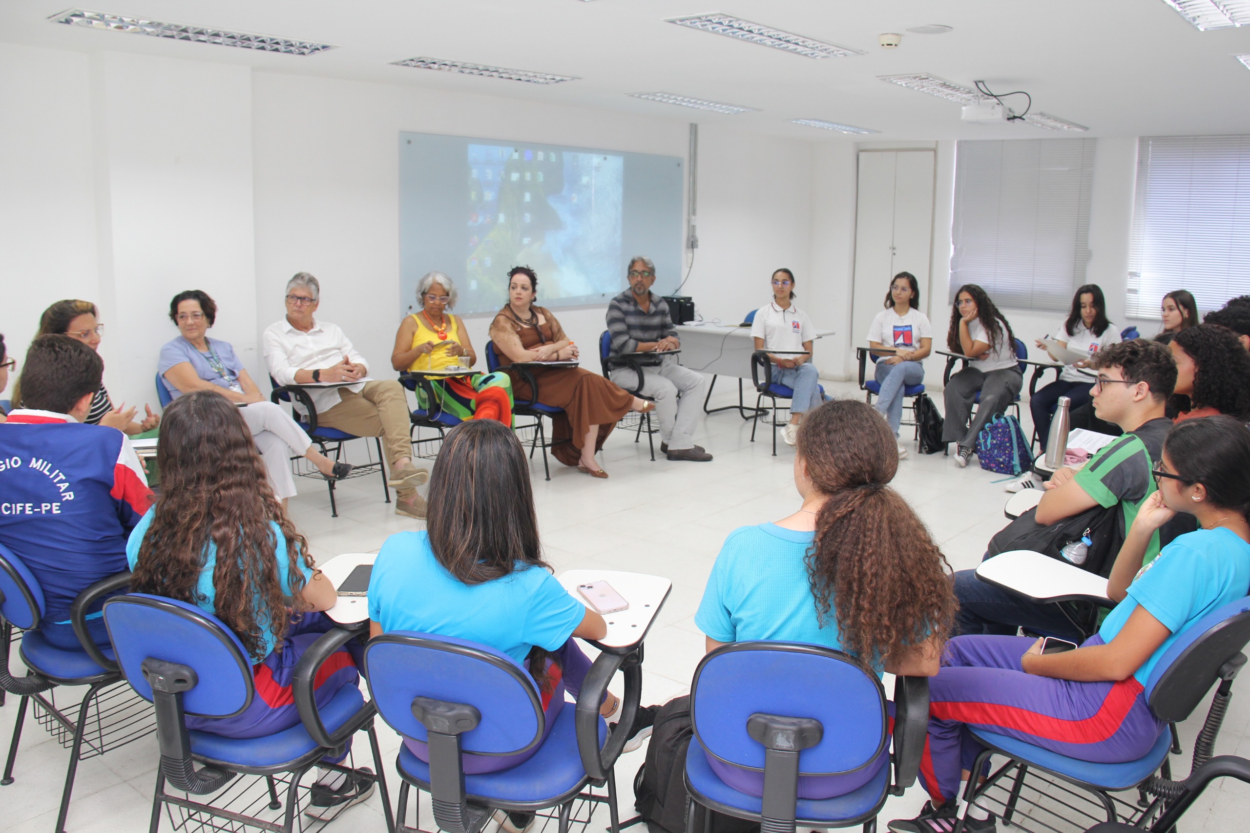 estudantes reunidos com a coordenação numa roda de conversa.