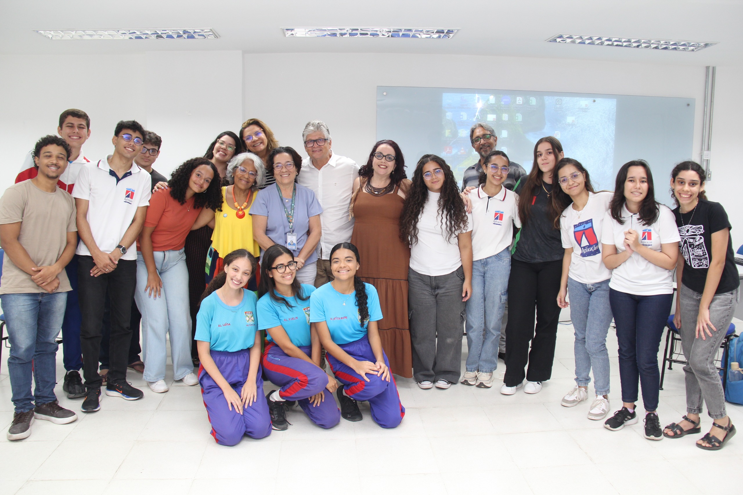 estudantes posam com a coordenação do Provoc