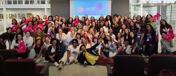 50 meninas e organização posam pra foto no final da premiação do Hack Girls.