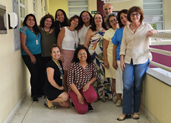 equipe do Lic-Provoc posa para foto com pesquisadoras do Uni-Rio.