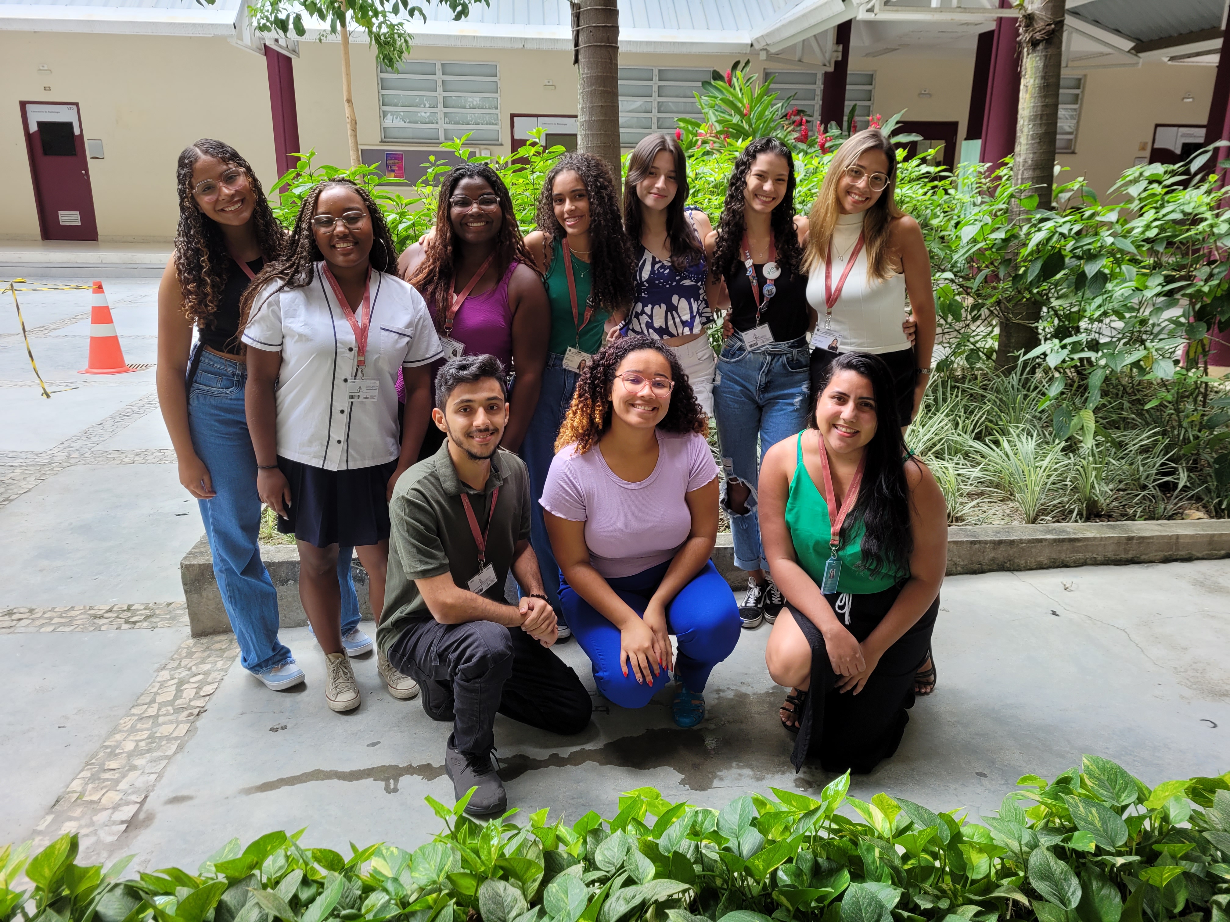 grupo de estudantes e equipe pedagógica do Provoc Rio posando para a foto no pátio da Escola Politécnica Joaquim Venâncio.