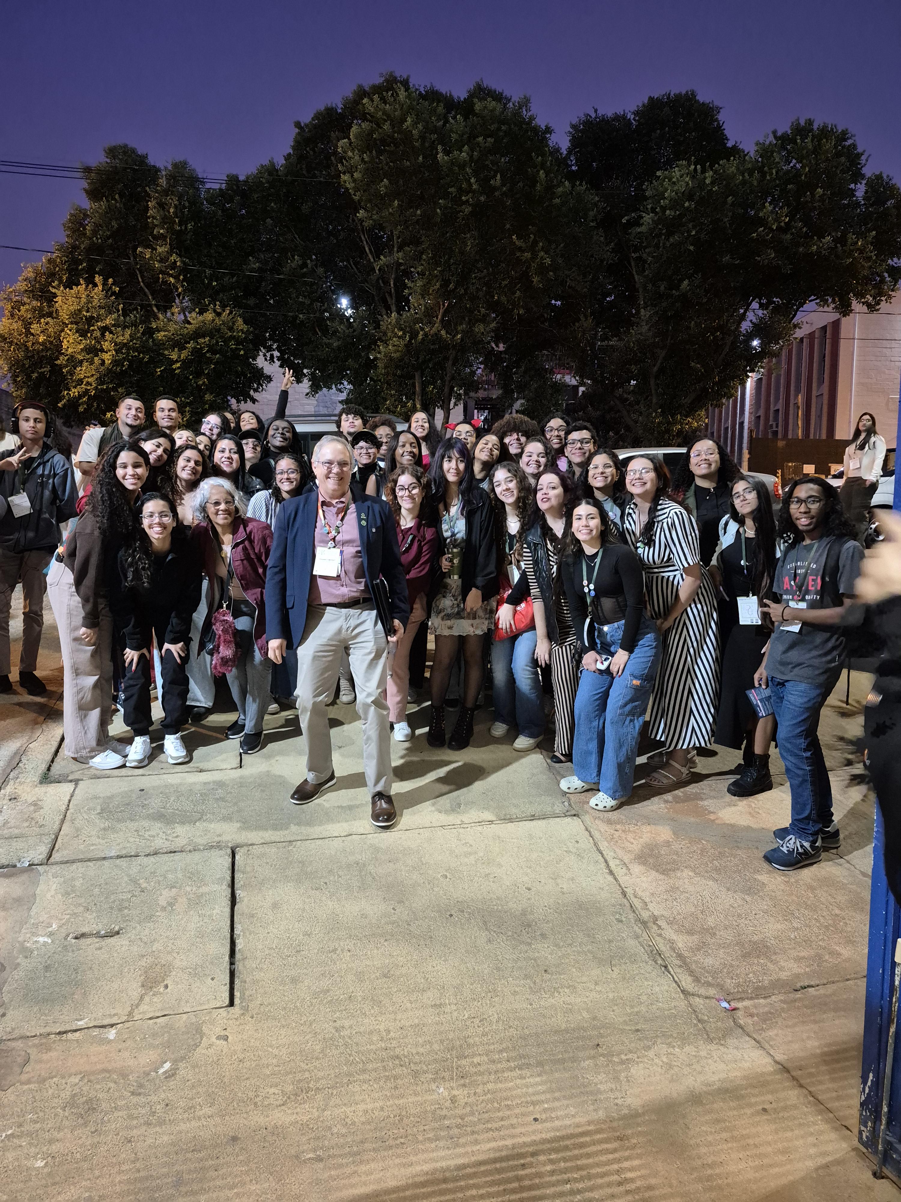 Estudantes do Provoc Rio posam pra foto com o presidente da FeSBE 2025..