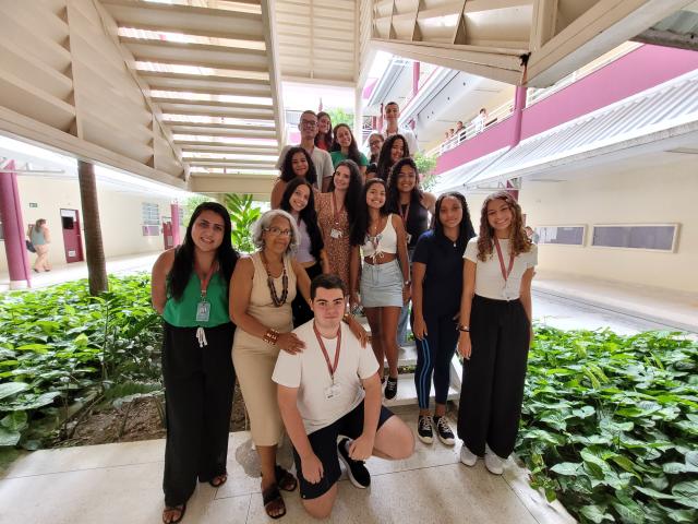 outro grupo de estudantes e equipe pedagógica do Provoc Rio posando para a foto no pátio da Escola Politécnica Joaquim Venâncio.