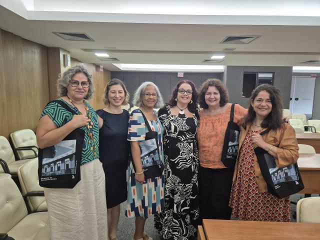 pesquisadoras do Lic-Provoc e da Fundaj posam pra foto antes do evento.