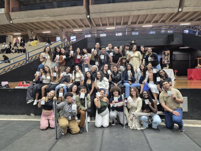 Estudantes do Provoc Rio reunidos no ginásio da Unicamp após apresentação de pôsteres.